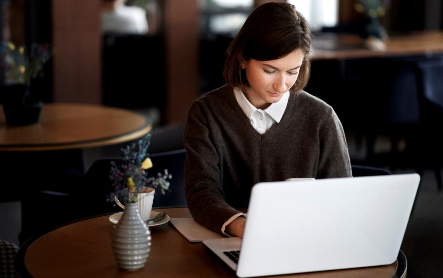 Interface d'application mobile d'investissement avec graphiques financiers